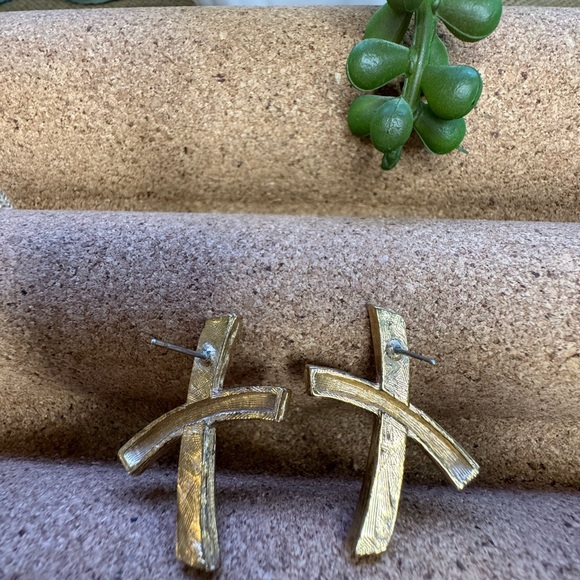 Vintage STATEMENT Earrings Designer Unsigned Gold Tone XOXO - Picture 14 of 17